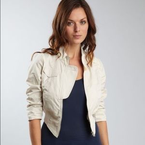 Chic fall lightweight crop jacket.